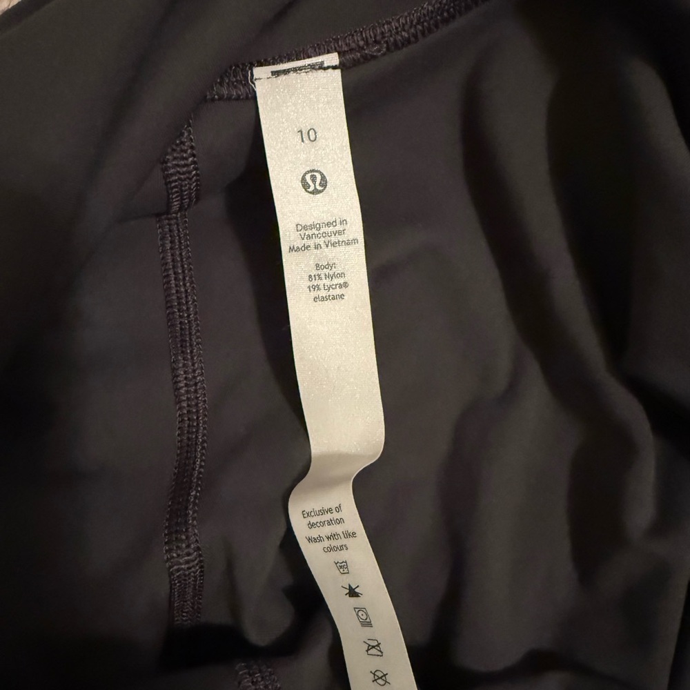 Lululemon 25 inch leggings size 10 - Picture 3 of 3
